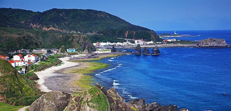 綠島是火山噴發(fā)而成的島，周圍全為裙?fàn)盥∑鹕汉鹘腑h(huán)繞