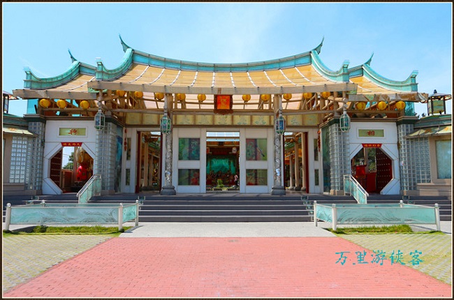 玻璃博物館旁邊有一座用玻璃建設的寺廟