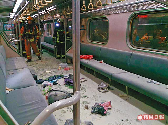 臺鐵一列電聯車昨晚發生炸彈攻擊，造成24人受傷，車廂內一片狼藉。