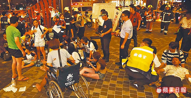 待送醫  多名傷者在車站外或坐或躺，接受檢傷后等候送醫。