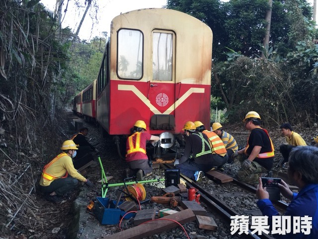 脫軌的阿里山小火車(chē)