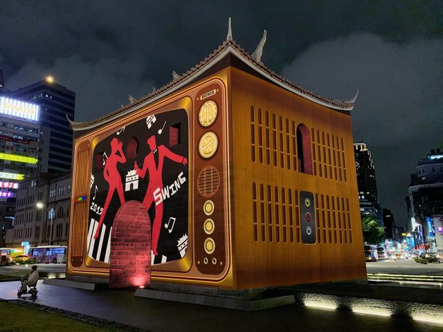 百年建筑三井倉庫以光雕方式投影童趣圖案,呈現(xiàn)老倉庫充滿童趣的對比。
